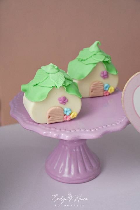 Festa Infantil - Evelyn Moura Fotografia - Fotografia em Niterói, Rio de Janeiro - casa de festa - decoração - decoração de festa - festa colorida- docinhos - bolo - criança - crianças - festa linda - jardim encantado - bolo e guaraná - festa em niterói '