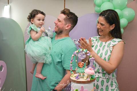 Festa Infantil - Evelyn Moura Fotografia - Fotografia em Niterói, Rio de Janeiro - casa de festa - decoração - decoração de festa - festa colorida- docinhos - bolo - criança - crianças - festa linda - jardim encantado - bolo e guaraná - festa em niterói '