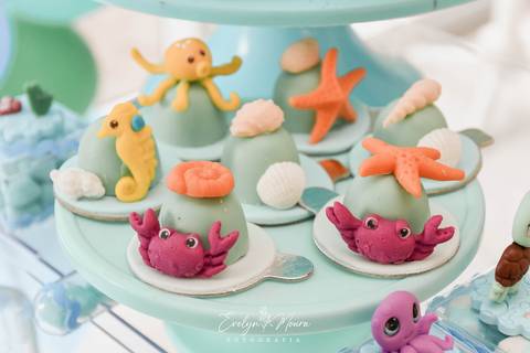 Festa Infantil - Evelyn Moura Fotografia - Fotografia em Niterói, Rio de Janeiro - casa de festa - decoração - decoração de festa - festa colorida- docinhos - bolo - criança - crianças - festa linda - tema fundo do mar - bolo e guaraná - festa em niterói '