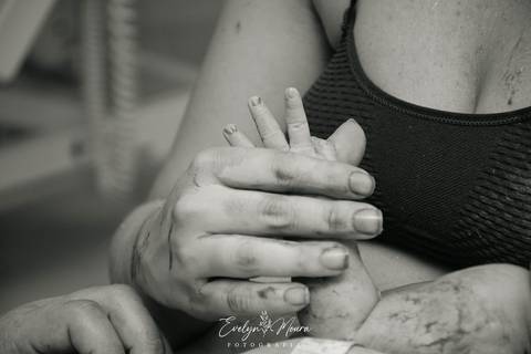 Fotografia de Parto - Newborn - Evelyn Moura Fotografia em Niterói, Rio de Janeiro - ensaio infantil - newborn de recém nascido - partos - parto em niteroi - registro de parto - maternidade chn - parto normal - doce nascer - parto humanizado'