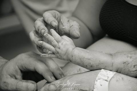 Fotografia de Parto - Newborn - Evelyn Moura Fotografia em Niterói, Rio de Janeiro - ensaio infantil - newborn de recém nascido - partos - parto em niteroi - registro de parto - maternidade chn - parto normal - doce nascer - parto humanizado'