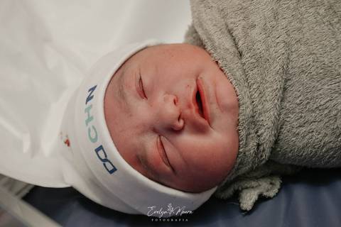 Fotografia de Parto - Newborn - Evelyn Moura Fotografia em Niterói, Rio de Janeiro - ensaio infantil - newborn de recém nascido - partos - parto em niteroi - registro de parto - maternidade chn - parto normal - doce nascer - parto humanizado'