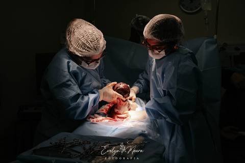 Fotografia de Parto - Newborn - Evelyn Moura Fotografia em Niterói, Rio de Janeiro - ensaio infantil - newborn de recém nascido - partos - parto em niteroi - registro de parto - maternidade são francisco - doce nascer - parto humanizado'