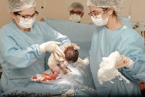 Fotografia de Parto - Newborn - Evelyn Moura Fotografia em Niterói, Rio de Janeiro - ensaio infantil - newborn de recém nascido - partos - parto em niteroi - registro de parto - maternidade são francisco - doce nascer - parto humanizado'