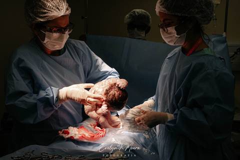 Fotografia de Parto - Newborn - Evelyn Moura Fotografia em Niterói, Rio de Janeiro - ensaio infantil - newborn de recém nascido - partos - parto em niteroi - registro de parto - maternidade são francisco - doce nascer - parto humanizado'