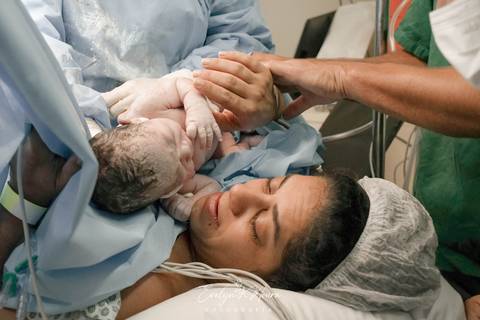 Fotografia de Parto - Newborn - Evelyn Moura Fotografia em Niterói, Rio de Janeiro - ensaio infantil - newborn de recém nascido - partos - parto em niteroi - registro de parto - maternidade são francisco - doce nascer - parto humanizado'
