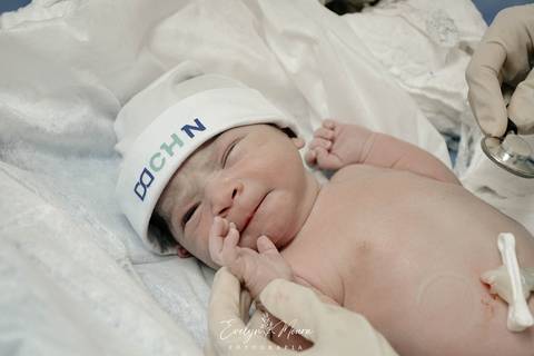 Fotografia de Parto - Newborn - Evelyn Moura Fotografia em Niterói, Rio de Janeiro - ensaio infantil - newborn de recém nascido - partos - parto em niteroi - registro de parto - maternidade são francisco - doce nascer - parto humanizado'