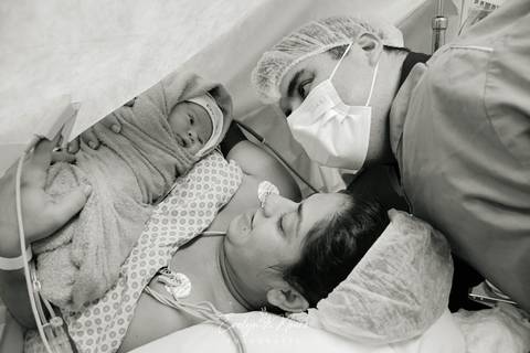 Fotografia de Parto - Newborn - Evelyn Moura Fotografia em Niterói, Rio de Janeiro - ensaio infantil - newborn de recém nascido - partos - parto em niteroi - registro de parto - maternidade são francisco - doce nascer - parto humanizado'