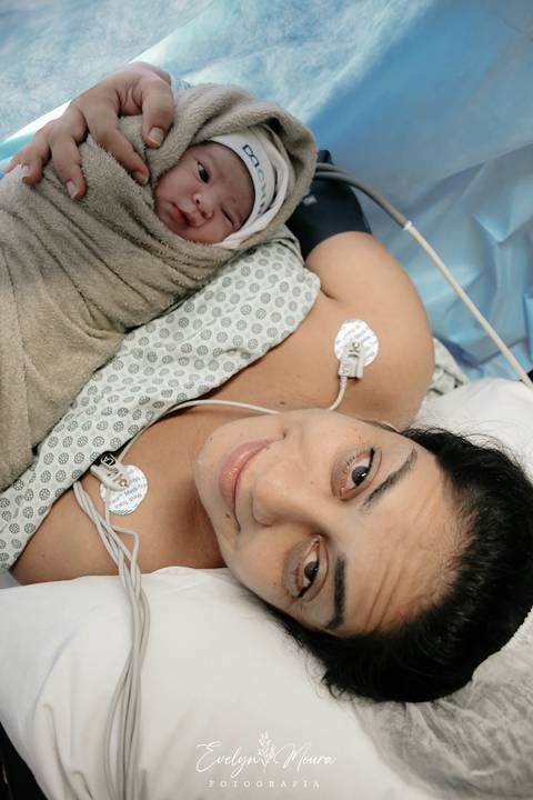 Fotografia de Parto - Newborn - Evelyn Moura Fotografia em Niterói, Rio de Janeiro - ensaio infantil - newborn de recém nascido - partos - parto em niteroi - registro de parto - maternidade são francisco - doce nascer - parto humanizado'