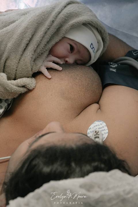 Fotografia de Parto - Newborn - Evelyn Moura Fotografia em Niterói, Rio de Janeiro - ensaio infantil - newborn de recém nascido - partos - parto em niteroi - registro de parto - maternidade são francisco - doce nascer - parto humanizado'