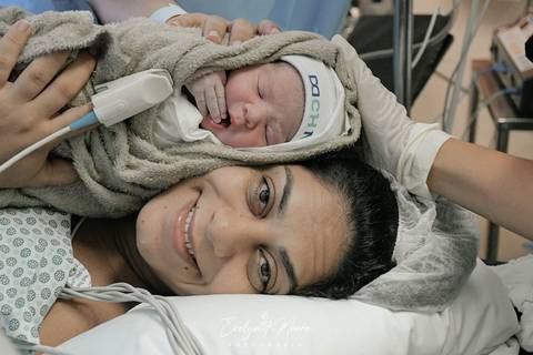 Fotografia de Parto - Newborn - Evelyn Moura Fotografia em Niterói, Rio de Janeiro - ensaio infantil - newborn de recém nascido - partos - parto em niteroi - registro de parto - maternidade são francisco - doce nascer - parto humanizado'