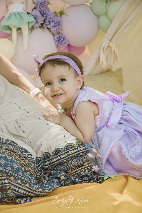 Ensaio de Acompanhamento de bebê. Evelyn Moura Fotografia. Fotógrafa em Niterói, Rio de Janeiro. Newborn. Festa infantil - Smash the cake - Smash the fruit - bebê - ensaio de 1 ano - viral - jardim encantado - festa de aniversário - floresta encantada '