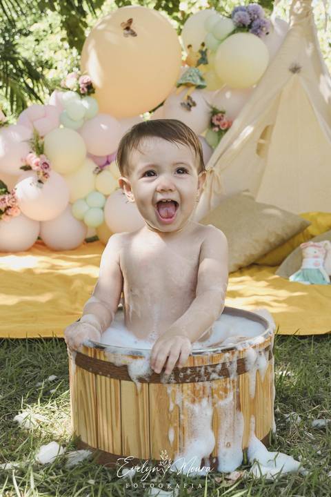 Ensaio de Acompanhamento de bebê. Evelyn Moura Fotografia. Fotógrafa em Niterói, Rio de Janeiro. Newborn. Festa infantil - Smash the cake - Smash the fruit - bebê - ensaio de 1 ano - viral - jardim encantado - festa de aniversário - floresta encantada '