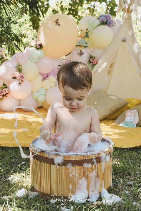 Ensaio de Acompanhamento de bebê. Evelyn Moura Fotografia. Fotógrafa em Niterói, Rio de Janeiro. Newborn. Festa infantil - Smash the cake - Smash the fruit - bebê - ensaio de 1 ano - viral - jardim encantado - festa de aniversário - floresta encantada '
