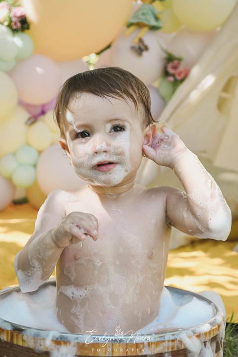 Ensaio de Acompanhamento de bebê. Evelyn Moura Fotografia. Fotógrafa em Niterói, Rio de Janeiro. Newborn. Festa infantil - Smash the cake - Smash the fruit - bebê - ensaio de 1 ano - viral - jardim encantado - festa de aniversário - floresta encantada '