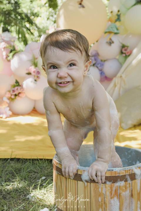 Ensaio de Acompanhamento de bebê. Evelyn Moura Fotografia. Fotógrafa em Niterói, Rio de Janeiro. Newborn. Festa infantil - Smash the cake - Smash the fruit - bebê - ensaio de 1 ano - viral - jardim encantado - festa de aniversário - floresta encantada '