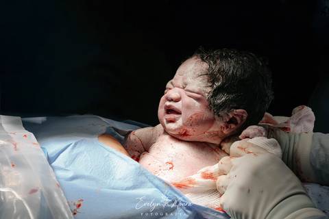 Fotografia de Parto - Newborn - Evelyn Moura Fotografia em Niterói, Rio de Janeiro - ensaio infantil - newborn de recém nascido - partos - parto em niteroi - registro de parto - maternidade são francisco - doce nascer - parto humanizado - andrea barbosa'