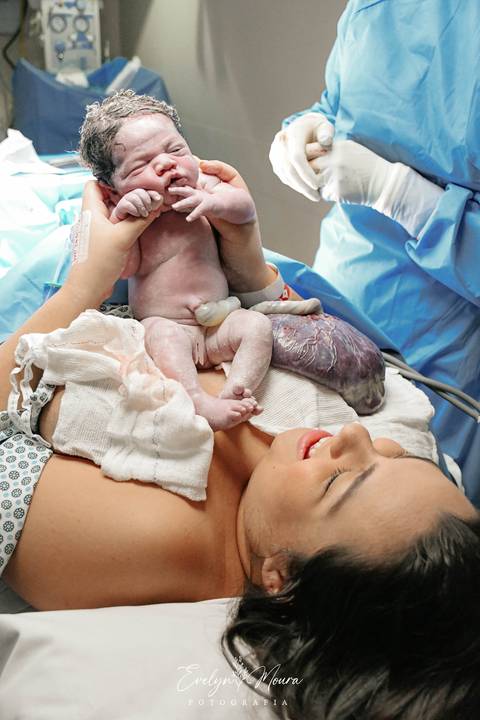 Fotografia de Parto - Newborn - Evelyn Moura Fotografia em Niterói, Rio de Janeiro - ensaio infantil - newborn de recém nascido - partos - parto em niteroi - registro de parto - maternidade são francisco - doce nascer - parto humanizado - andrea barbosa'