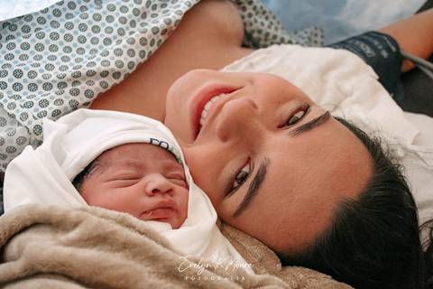 Fotografia de Parto - Newborn - Evelyn Moura Fotografia em Niterói, Rio de Janeiro - ensaio infantil - newborn de recém nascido - partos - parto em niteroi - registro de parto - maternidade são francisco - doce nascer - parto humanizado - andrea barbosa'