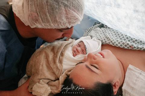 Fotografia de Parto - Newborn - Evelyn Moura Fotografia em Niterói, Rio de Janeiro - ensaio infantil - newborn de recém nascido - partos - parto em niteroi - registro de parto - maternidade são francisco - doce nascer - parto humanizado - andrea barbosa'