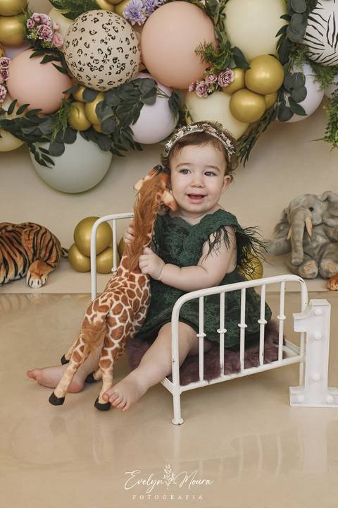 Ensaio de Acompanhamento de bebê. Evelyn Moura Fotografia. Fotógrafa em Niterói, Rio de Janeiro. Newborn. Festa infantil - Smash the cake - Smash the fruit - bebê - ensaio de 1 ano - viral - música - safari menina'