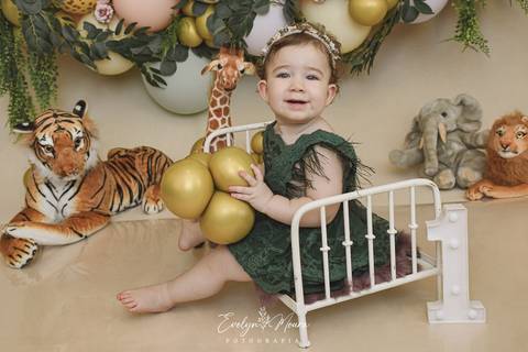 Ensaio de Acompanhamento de bebê. Evelyn Moura Fotografia. Fotógrafa em Niterói, Rio de Janeiro. Newborn. Festa infantil - Smash the cake - Smash the fruit - bebê - ensaio de 1 ano - viral - música - safari menina'