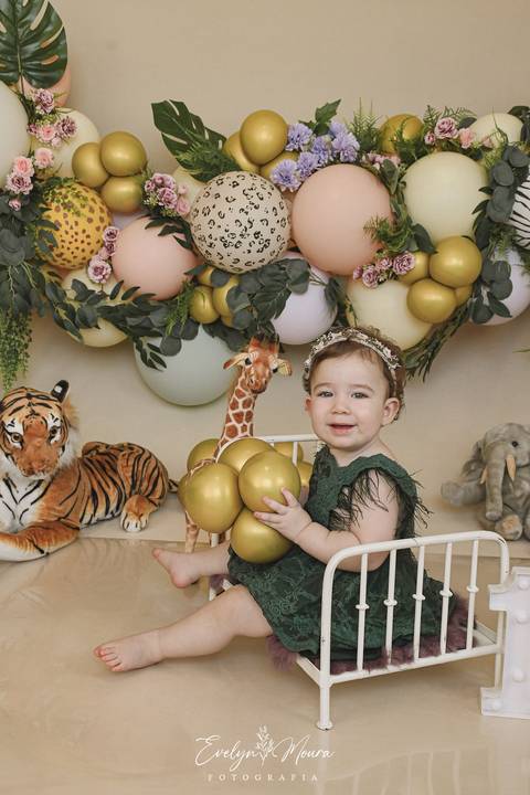 Ensaio de Acompanhamento de bebê. Evelyn Moura Fotografia. Fotógrafa em Niterói, Rio de Janeiro. Newborn. Festa infantil - Smash the cake - Smash the fruit - bebê - ensaio de 1 ano - viral - música - safari menina'