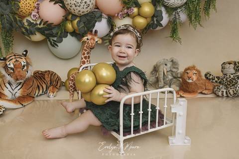 Ensaio de Acompanhamento de bebê. Evelyn Moura Fotografia. Fotógrafa em Niterói, Rio de Janeiro. Newborn. Festa infantil - Smash the cake - Smash the fruit - bebê - ensaio de 1 ano - viral - música - safari menina'