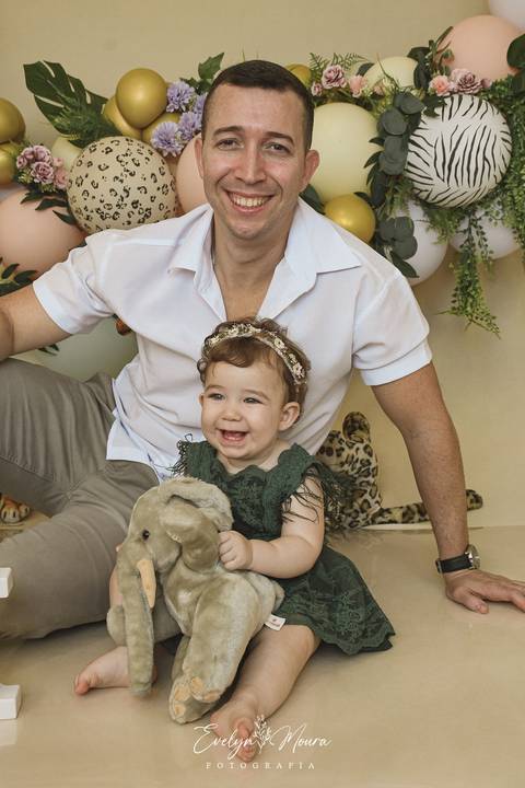 Ensaio de Acompanhamento de bebê. Evelyn Moura Fotografia. Fotógrafa em Niterói, Rio de Janeiro. Newborn. Festa infantil - Smash the cake - Smash the fruit - bebê - ensaio de 1 ano - viral - música - safari menina'