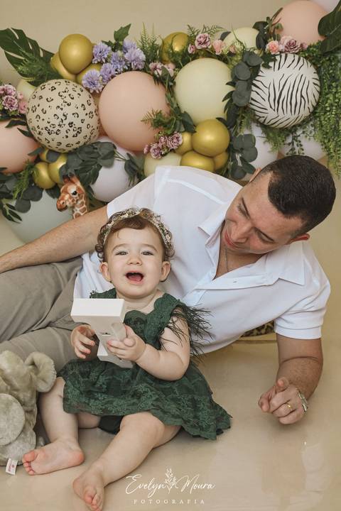 Ensaio de Acompanhamento de bebê. Evelyn Moura Fotografia. Fotógrafa em Niterói, Rio de Janeiro. Newborn. Festa infantil - Smash the cake - Smash the fruit - bebê - ensaio de 1 ano - viral - música - safari menina'