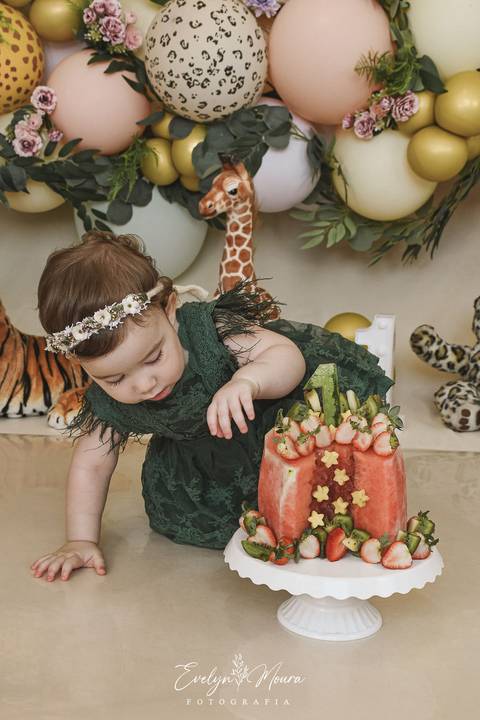 Ensaio de Acompanhamento de bebê. Evelyn Moura Fotografia. Fotógrafa em Niterói, Rio de Janeiro. Newborn. Festa infantil - Smash the cake - Smash the fruit - bebê - ensaio de 1 ano - viral - música - safari menina'