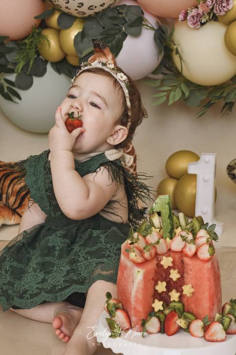 Ensaio de Acompanhamento de bebê. Evelyn Moura Fotografia. Fotógrafa em Niterói, Rio de Janeiro. Newborn. Festa infantil - Smash the cake - Smash the fruit - bebê - ensaio de 1 ano - viral - música - safari menina'