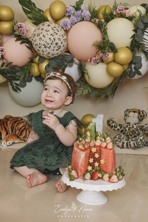 Ensaio de Acompanhamento de bebê. Evelyn Moura Fotografia. Fotógrafa em Niterói, Rio de Janeiro. Newborn. Festa infantil - Smash the cake - Smash the fruit - bebê - ensaio de 1 ano - viral - música - safari menina'