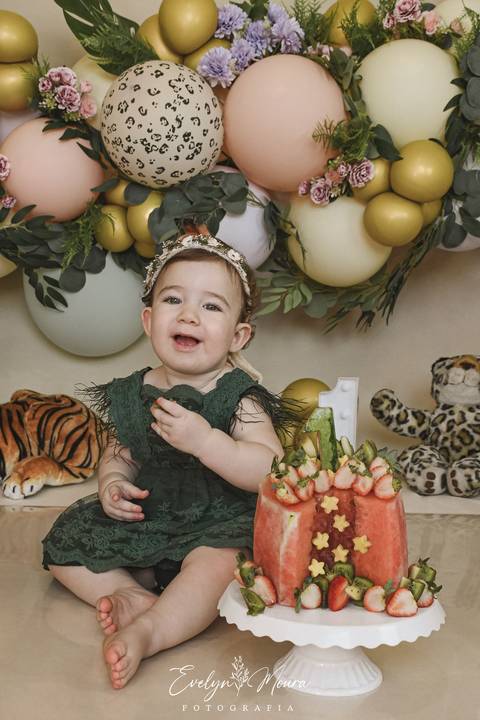 Ensaio de Acompanhamento de bebê. Evelyn Moura Fotografia. Fotógrafa em Niterói, Rio de Janeiro. Newborn. Festa infantil - Smash the cake - Smash the fruit - bebê - ensaio de 1 ano - viral - música - safari menina'