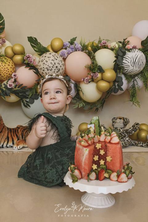 Ensaio de Acompanhamento de bebê. Evelyn Moura Fotografia. Fotógrafa em Niterói, Rio de Janeiro. Newborn. Festa infantil - Smash the cake - Smash the fruit - bebê - ensaio de 1 ano - viral - música - safari menina'