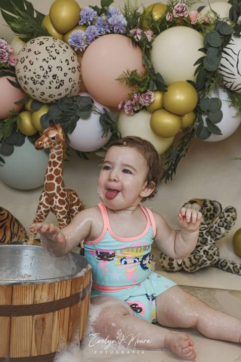 Ensaio de Acompanhamento de bebê. Evelyn Moura Fotografia. Fotógrafa em Niterói, Rio de Janeiro. Newborn. Festa infantil - Smash the cake - Smash the fruit - bebê - ensaio de 1 ano - viral - música - safari menina'