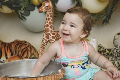 Ensaio de Acompanhamento de bebê. Evelyn Moura Fotografia. Fotógrafa em Niterói, Rio de Janeiro. Newborn. Festa infantil - Smash the cake - Smash the fruit - bebê - ensaio de 1 ano - viral - música - safari menina'