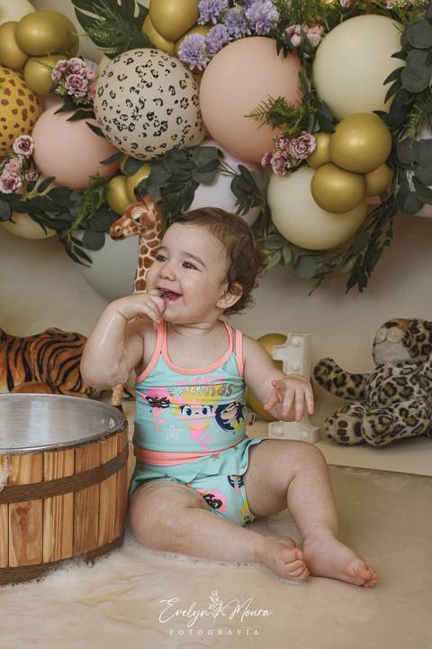 Ensaio de Acompanhamento de bebê. Evelyn Moura Fotografia. Fotógrafa em Niterói, Rio de Janeiro. Newborn. Festa infantil - Smash the cake - Smash the fruit - bebê - ensaio de 1 ano - viral - música - safari menina'