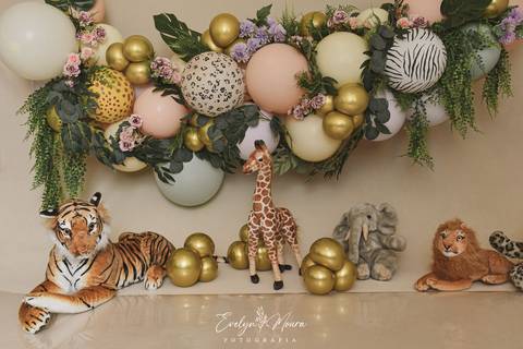 Ensaio de Acompanhamento de bebê. Evelyn Moura Fotografia. Fotógrafa em Niterói, Rio de Janeiro. Newborn. Festa infantil - Smash the cake - Smash the fruit - bebê - ensaio de 1 ano - viral - música - safari menina'