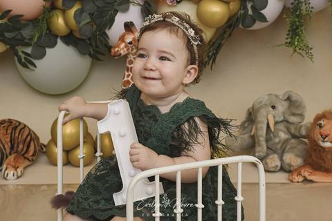 Ensaio de Acompanhamento de bebê. Evelyn Moura Fotografia. Fotógrafa em Niterói, Rio de Janeiro. Newborn. Festa infantil - Smash the cake - Smash the fruit - bebê - ensaio de 1 ano - viral - música - safari menina'