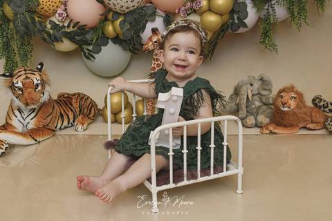 Ensaio de Acompanhamento de bebê. Evelyn Moura Fotografia. Fotógrafa em Niterói, Rio de Janeiro. Newborn. Festa infantil - Smash the cake - Smash the fruit - bebê - ensaio de 1 ano - viral - música - safari menina'