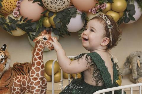 Ensaio de Acompanhamento de bebê. Evelyn Moura Fotografia. Fotógrafa em Niterói, Rio de Janeiro. Newborn. Festa infantil - Smash the cake - Smash the fruit - bebê - ensaio de 1 ano - viral - música - safari menina'
