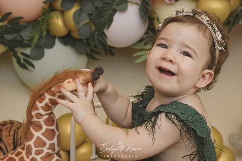 Ensaio de Acompanhamento de bebê. Evelyn Moura Fotografia. Fotógrafa em Niterói, Rio de Janeiro. Newborn. Festa infantil - Smash the cake - Smash the fruit - bebê - ensaio de 1 ano - viral - música - safari menina'