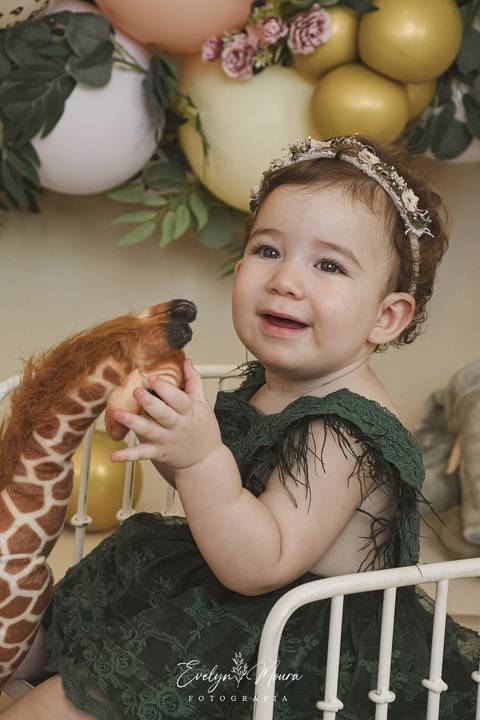 Ensaio de Acompanhamento de bebê. Evelyn Moura Fotografia. Fotógrafa em Niterói, Rio de Janeiro. Newborn. Festa infantil - Smash the cake - Smash the fruit - bebê - ensaio de 1 ano - viral - música - safari menina'