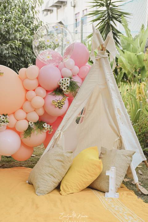 Ensaio de Acompanhamento de bebê. Evelyn Moura Fotografia. Fotógrafa em Niterói, Rio de Janeiro. Newborn. Festa infantil - Smash the cake - Smash the fruit - bebê - ensaio de 1 ano - viral - tema margarida - tema abelhinha '