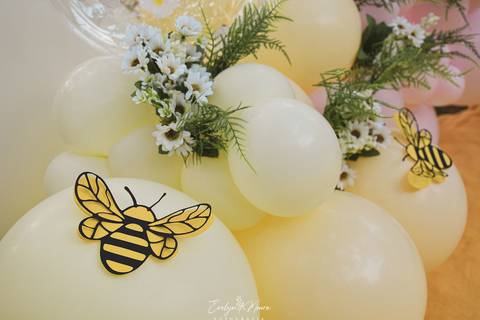Ensaio de Acompanhamento de bebê. Evelyn Moura Fotografia. Fotógrafa em Niterói, Rio de Janeiro. Newborn. Festa infantil - Smash the cake - Smash the fruit - bebê - ensaio de 1 ano - viral - tema margarida - tema abelhinha '