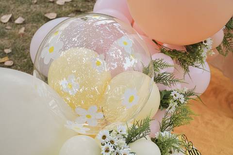 Ensaio de Acompanhamento de bebê. Evelyn Moura Fotografia. Fotógrafa em Niterói, Rio de Janeiro. Newborn. Festa infantil - Smash the cake - Smash the fruit - bebê - ensaio de 1 ano - viral - tema margarida - tema abelhinha '