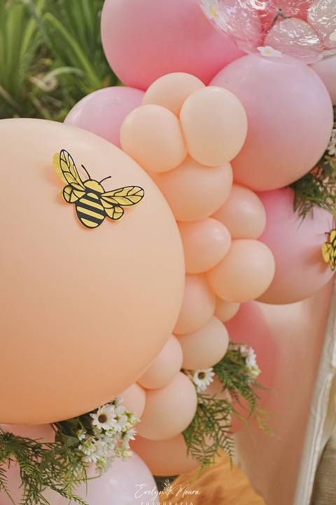 Ensaio de Acompanhamento de bebê. Evelyn Moura Fotografia. Fotógrafa em Niterói, Rio de Janeiro. Newborn. Festa infantil - Smash the cake - Smash the fruit - bebê - ensaio de 1 ano - viral - tema margarida - tema abelhinha '