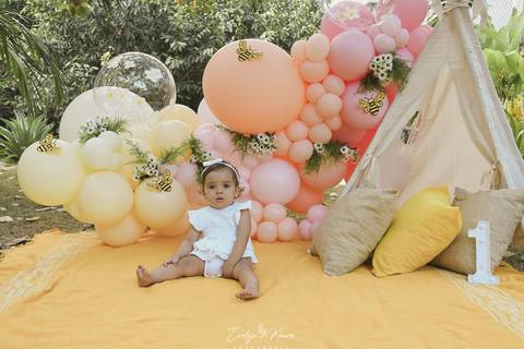 Ensaio de Acompanhamento de bebê. Evelyn Moura Fotografia. Fotógrafa em Niterói, Rio de Janeiro. Newborn. Festa infantil - Smash the cake - Smash the fruit - bebê - ensaio de 1 ano - viral - tema margarida - tema abelhinha Ensaio de Acompanhamento de bebê'