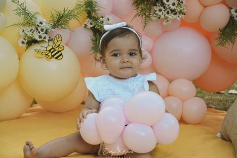 Ensaio de Acompanhamento de bebê. Evelyn Moura Fotografia. Fotógrafa em Niterói, Rio de Janeiro. Newborn. Festa infantil - Smash the cake - Smash the fruit - bebê - ensaio de 1 ano - viral - tema margarida - tema abelhinha '
